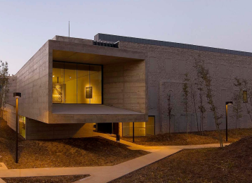 Museu Can Framis: El Diálogo del Hormigón y la Pintura Silenciosa